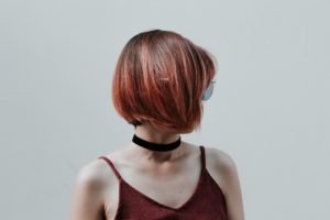 donna taglio corto viso coperto